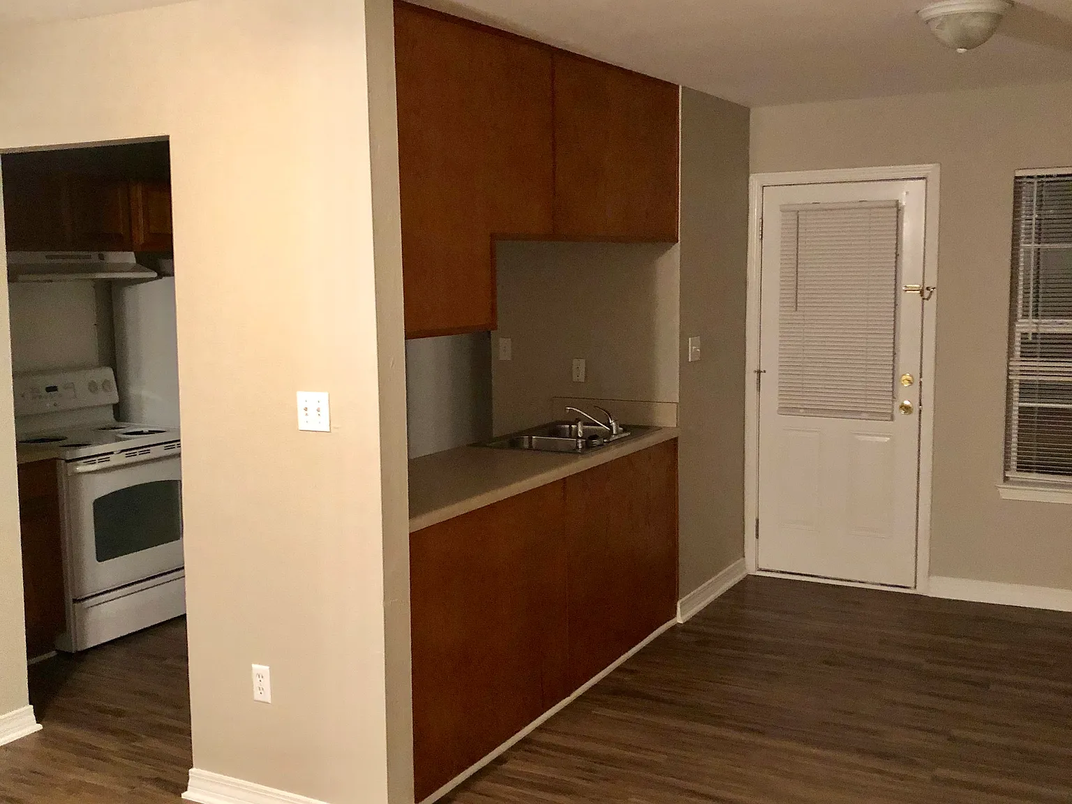 2 bed, 1.5 bath, 926 sqft, $1,150 — Photo 2