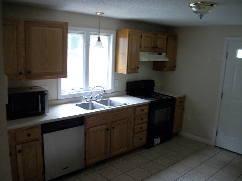 2nd image of 186 Hamburg St
