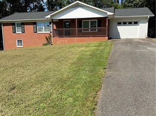 721 W 52nd Byp, Pilot Mountain, NC 27041