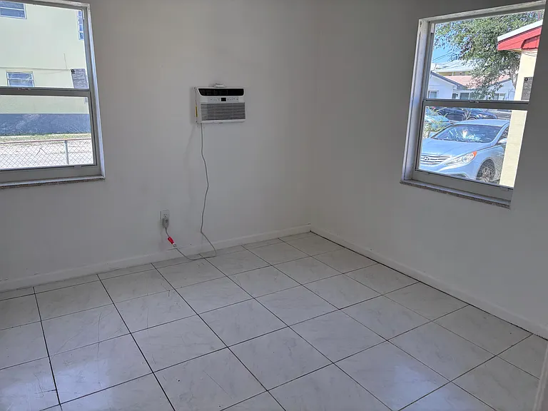 2243 NE 172nd St #4 — Photo 3