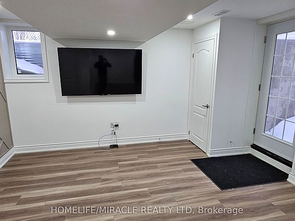 2nd image of 1183 Ravenscroft Rd