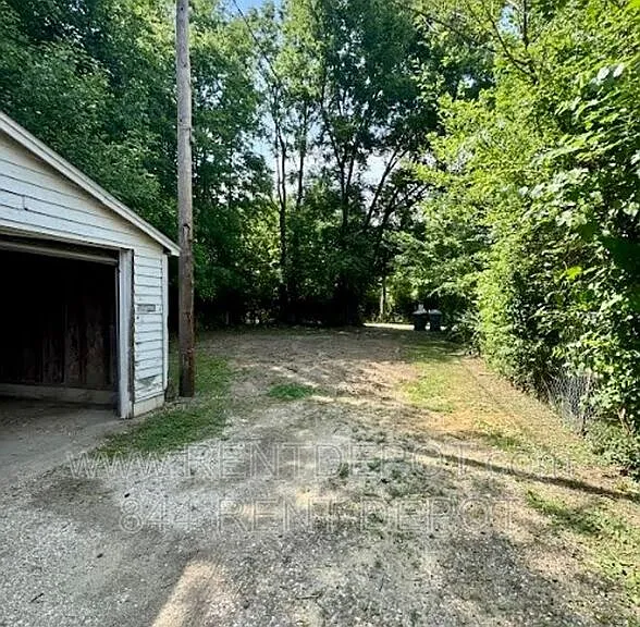 715 E Riverside Dr — Photo 13