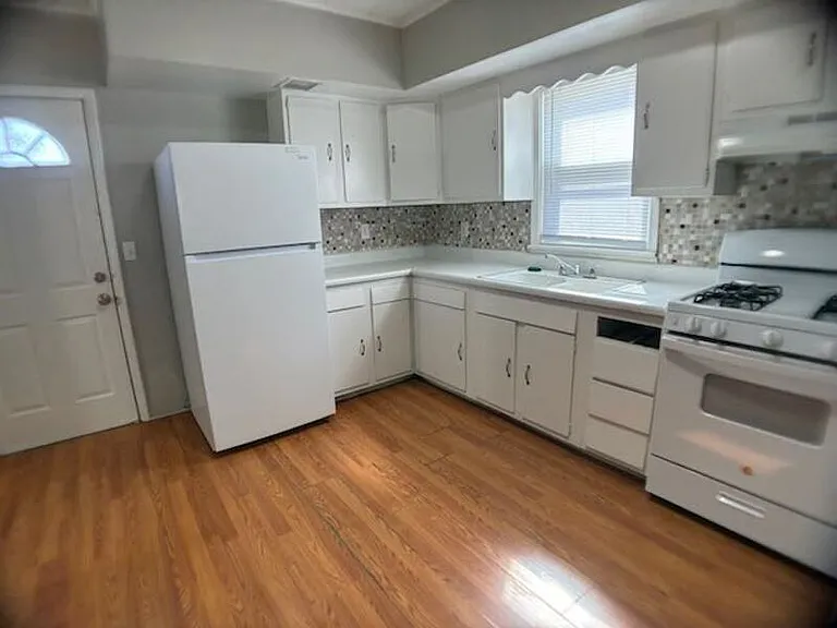 1010 N Elmwood Ave — Photo 6