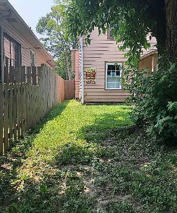 5th image of 828 N Gladstone Ave