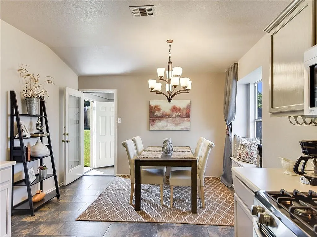 3 bed, 2.0 bath, 1455 sqft, $1,895 — Photo 4