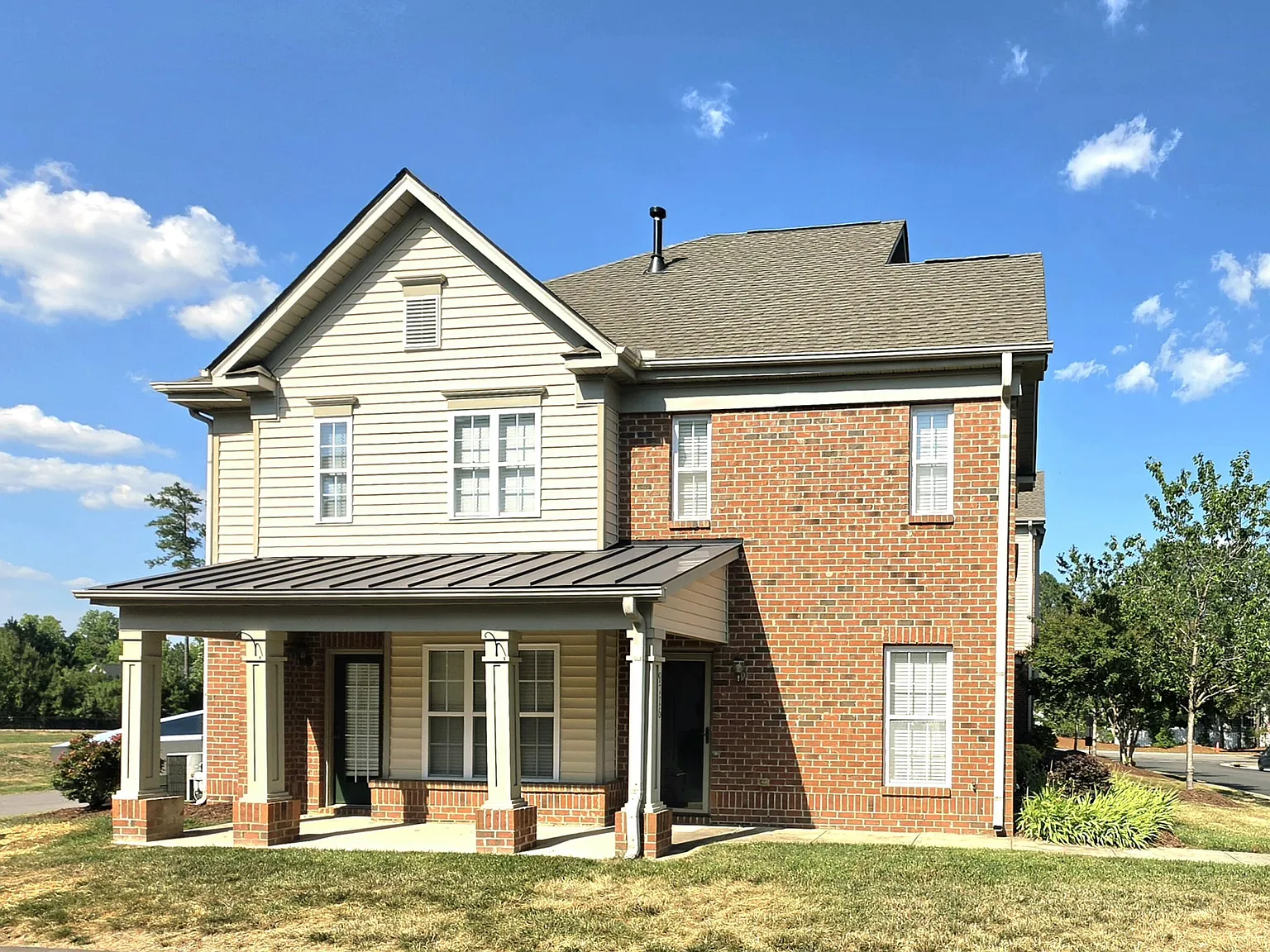 2 bed, 2.0 bath, 1417 sqft, $1,695 — Photo 2