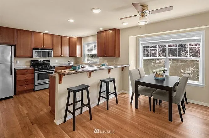 3 bed, 1.5 bath, 1140 sqft, $3,500 — Photo 2