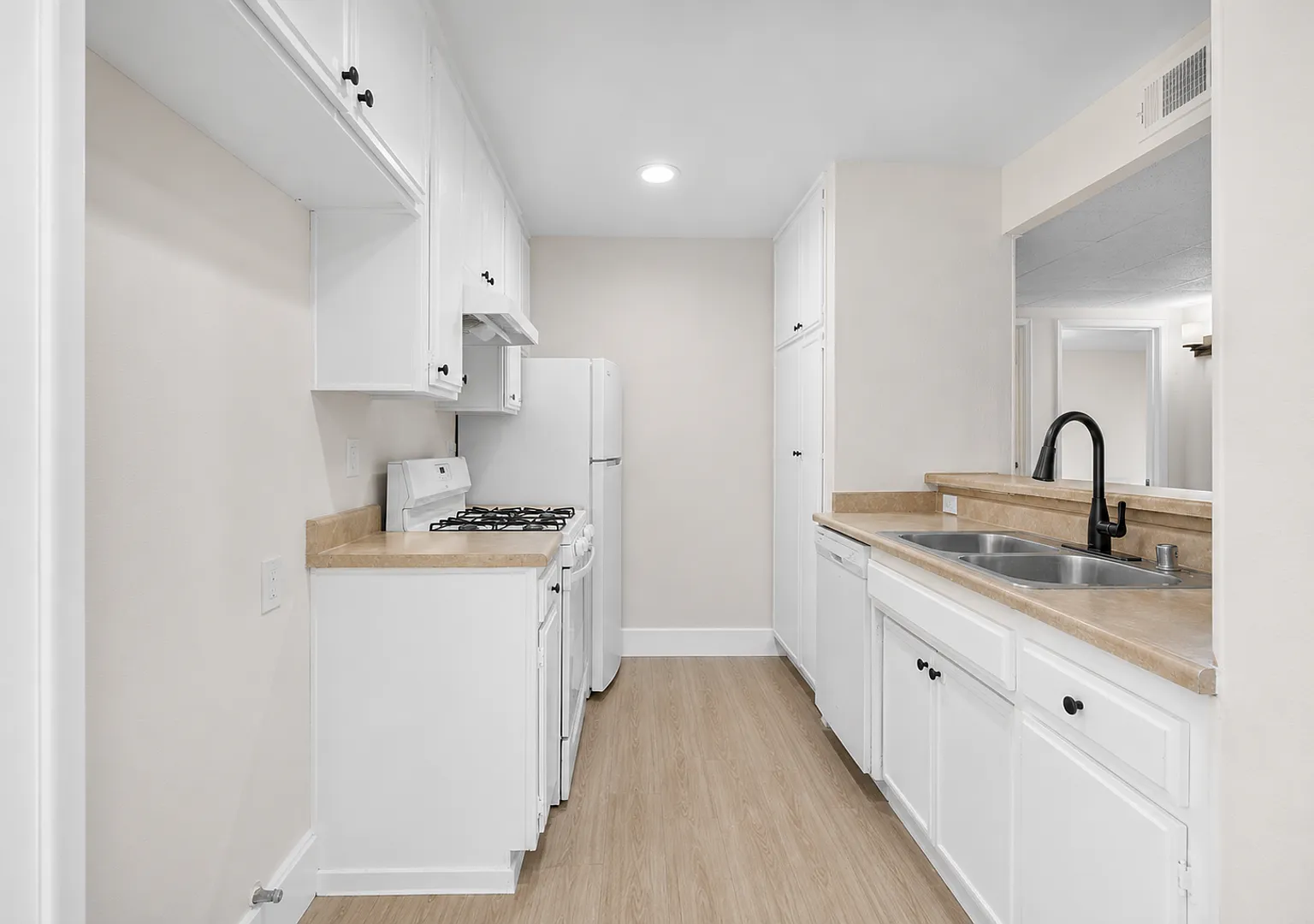 2 bed, 810 sqft, $2,195 — Photo 2