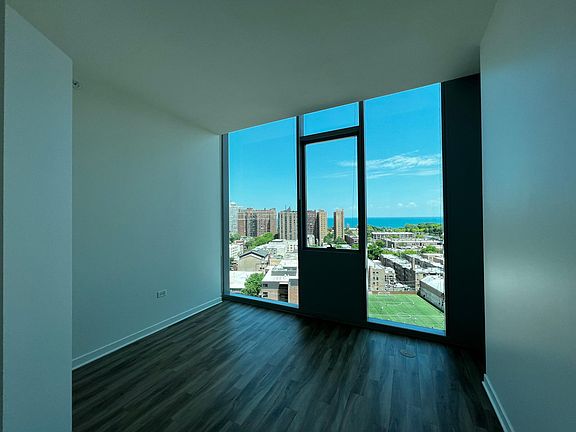 5th image of 827 W Bradley Pl #110