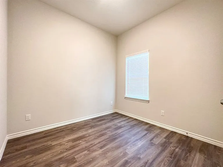 306 Helen St — Photo 10