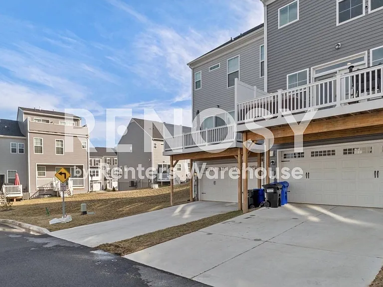 1041 Flester Ln — Photo 6