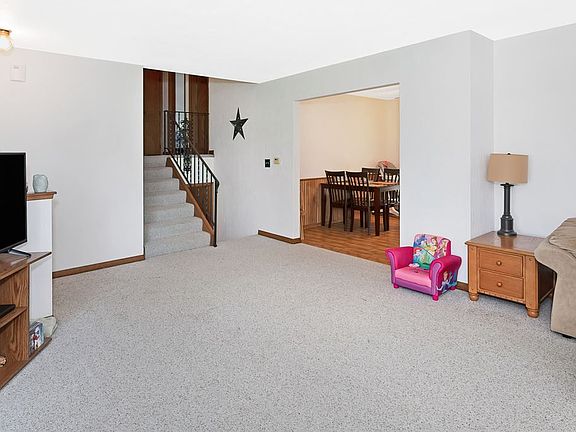 5th image of 8 Lynwood Ave
