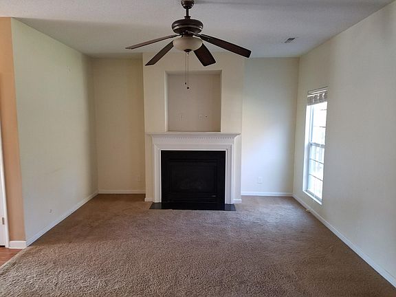 4th image of 805 Woodlake Dr