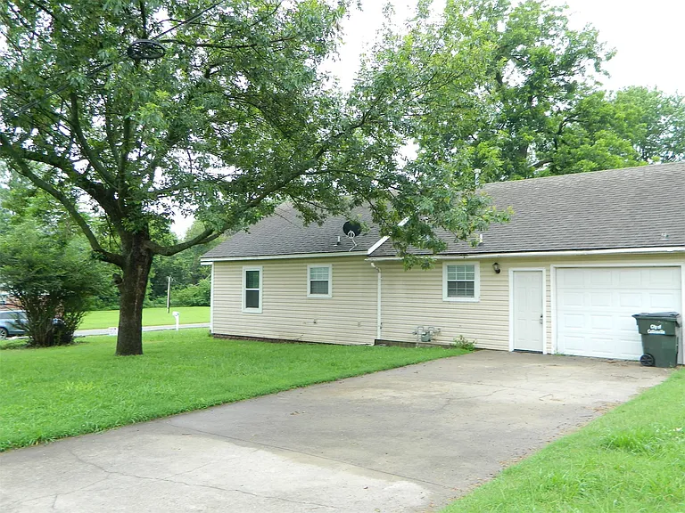 1302 W Exchange St — Photo 2