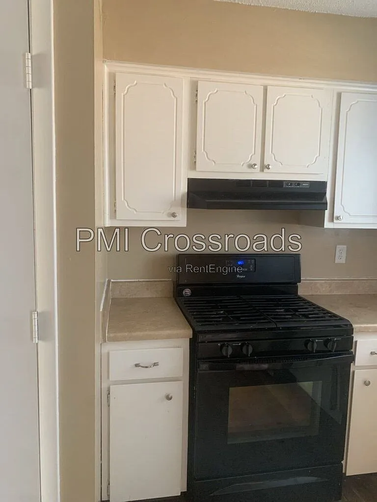 2 bed, 1.5 bath, 660 sqft, $1,470 — Photo 3
