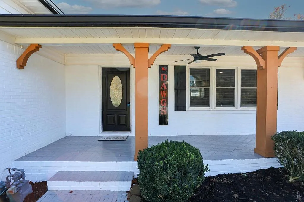 3 bed, 2.0 bath, 1550 sqft, $2,000 — Photo 2