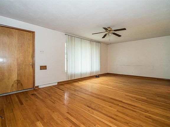 3rd image of 807 Meadow Acres Ln