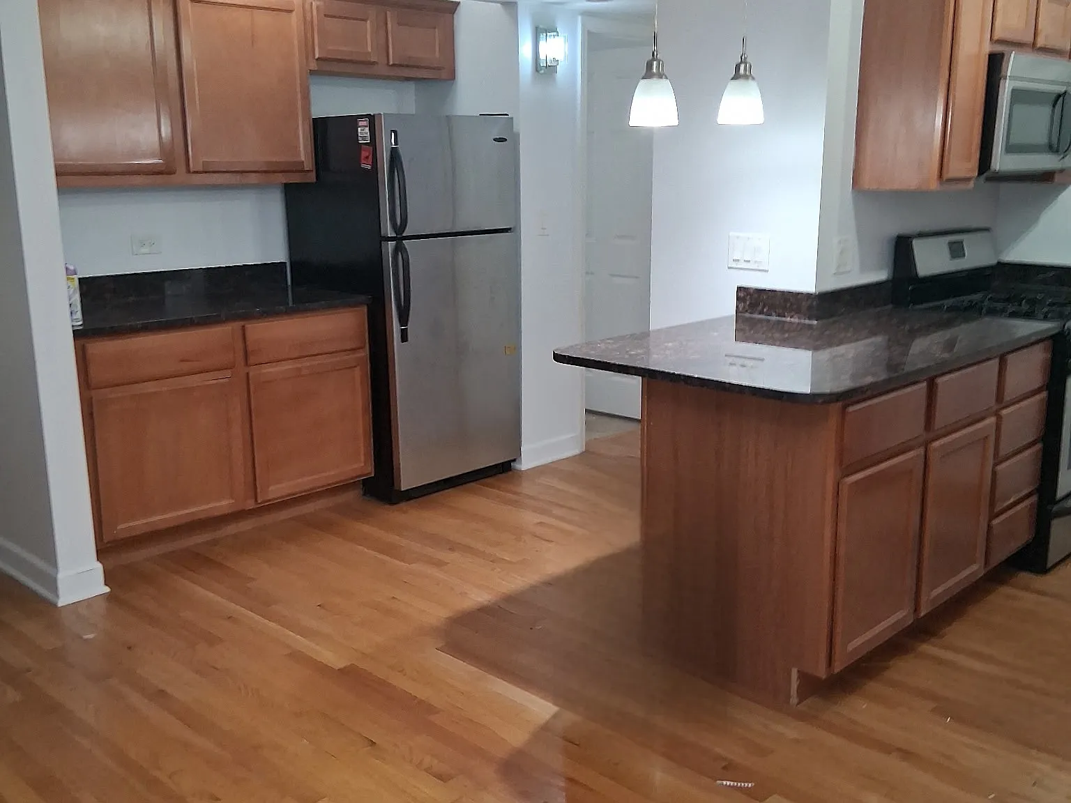 2 bed, 1090 sqft, $1,900 — Photo 2