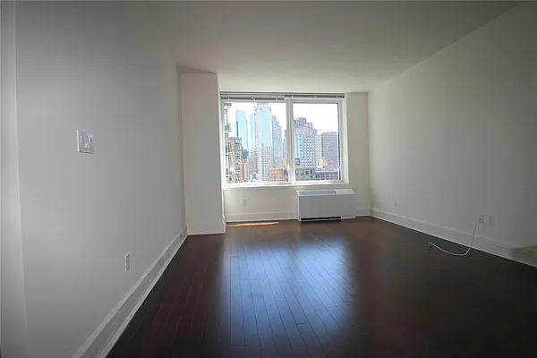 Rented by Space Marketing Shop | media 51