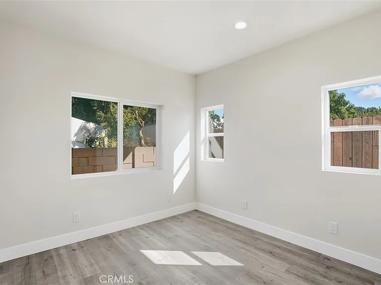 19258 Strathern St — Photo 22