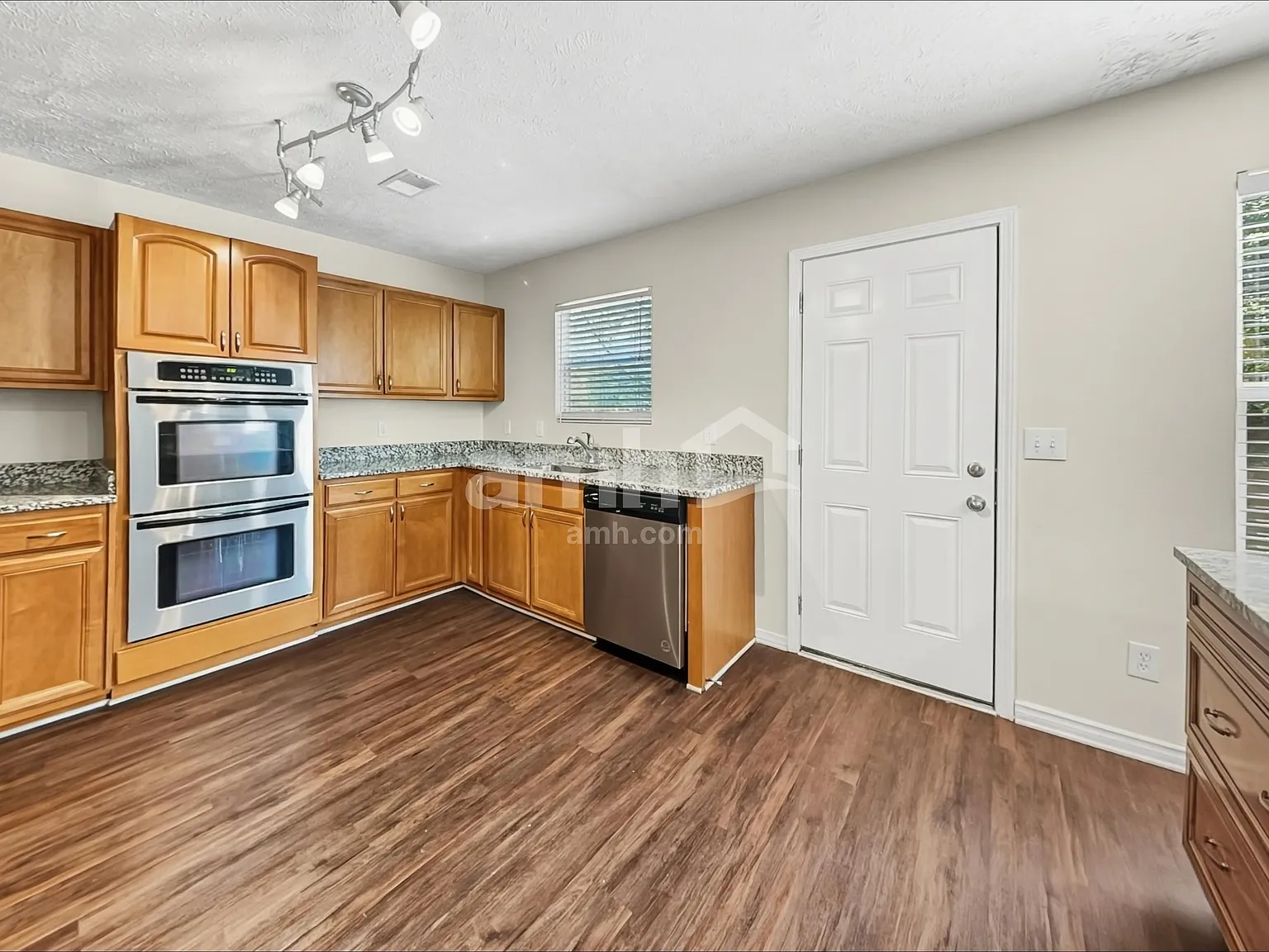 3 bed, 3.0 bath, 2736 sqft, $2,560 — Photo 3