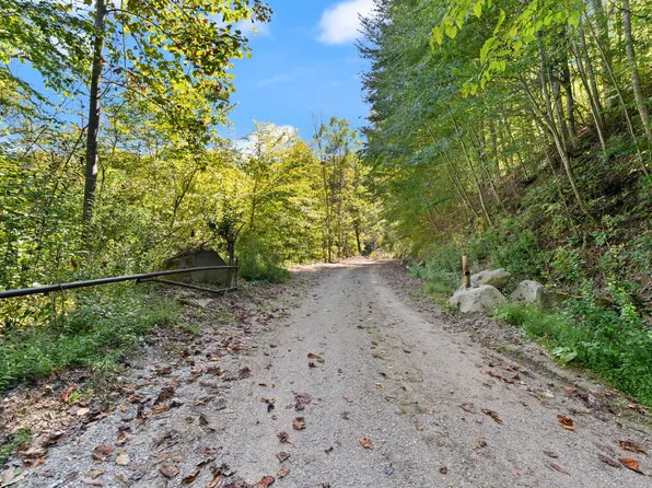9999 Carrion Br, Whitesburg, KY 41858