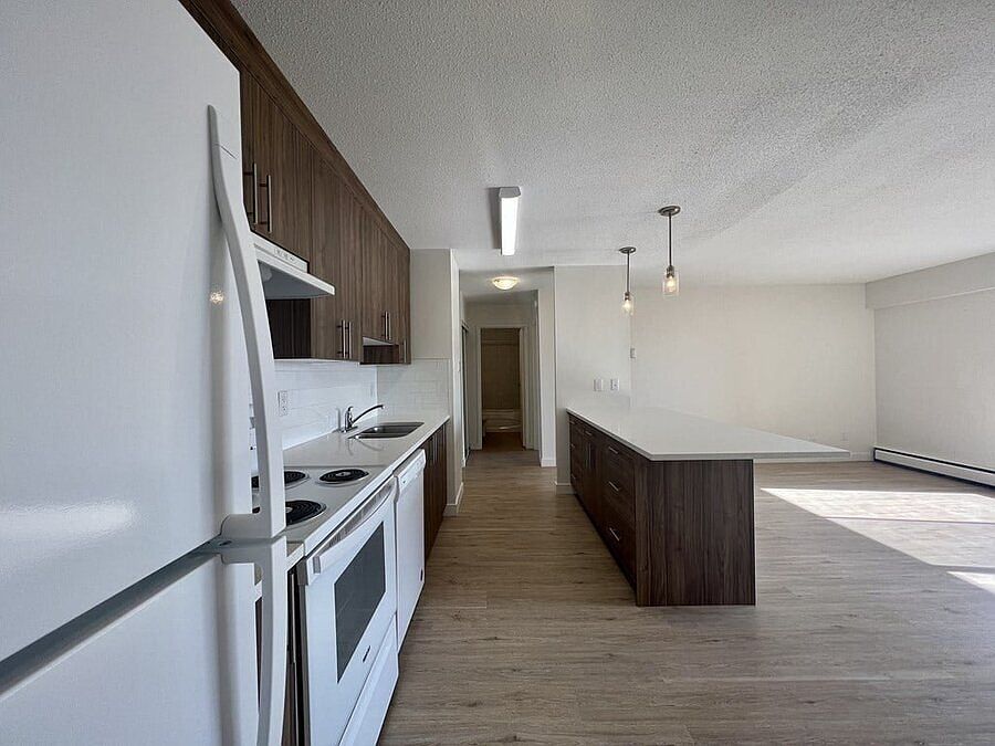 2nd image of 2702 N Lake Forest Dr