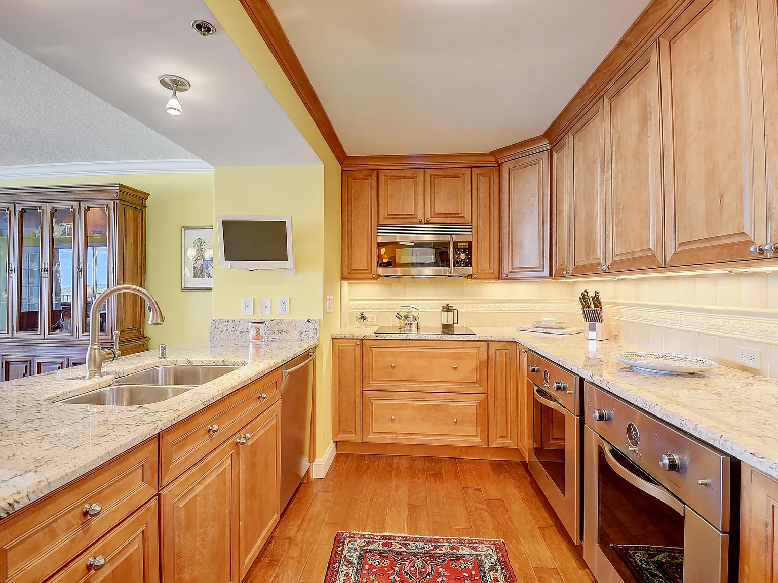 2 bed, 2.0 bath, 1372 sqft, $9,000 — Photo 3