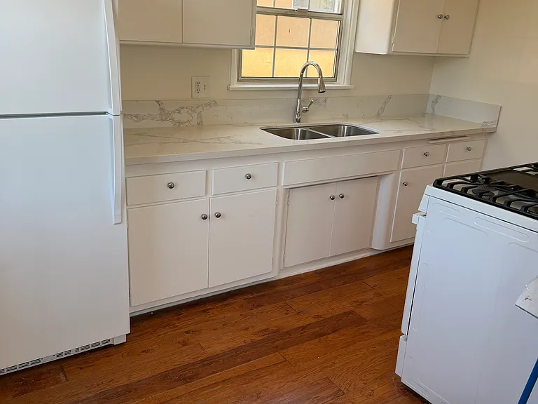 1648 Talmadge St — Photo 2