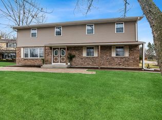 401 N Beck Rd, Lindenhurst, IL 60046
