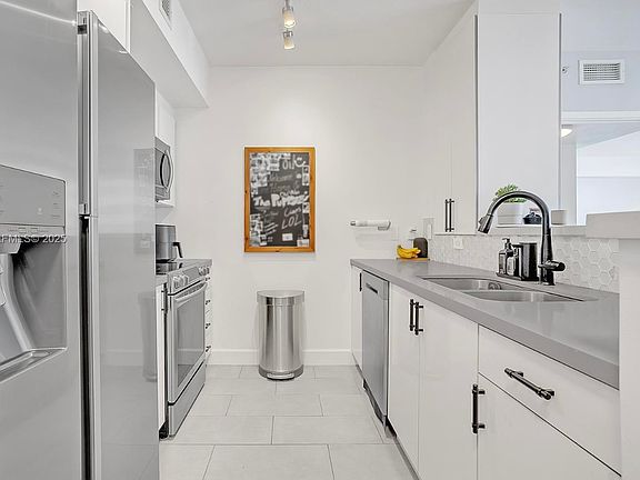 4th image of 335 Biscayne Blvd #3008