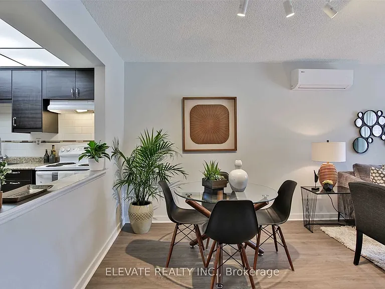 2131 Dufferin St — Photo 9