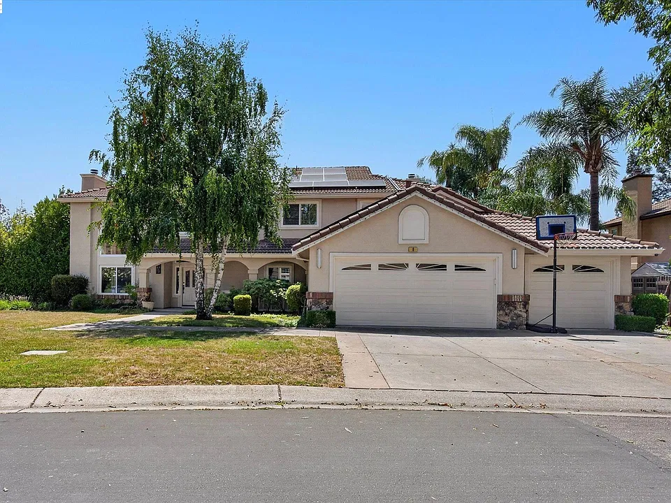 6 Courtney Ln