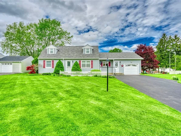 8 Ronnie Ln, North Chili, NY 14514