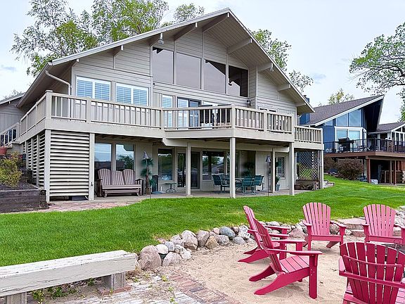 Back w/ covered patio