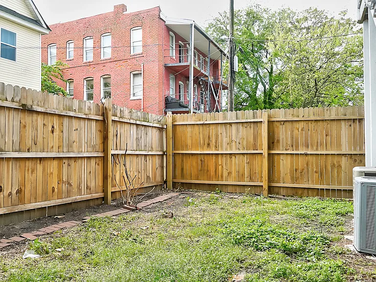 305 W 36th St — Photo 28