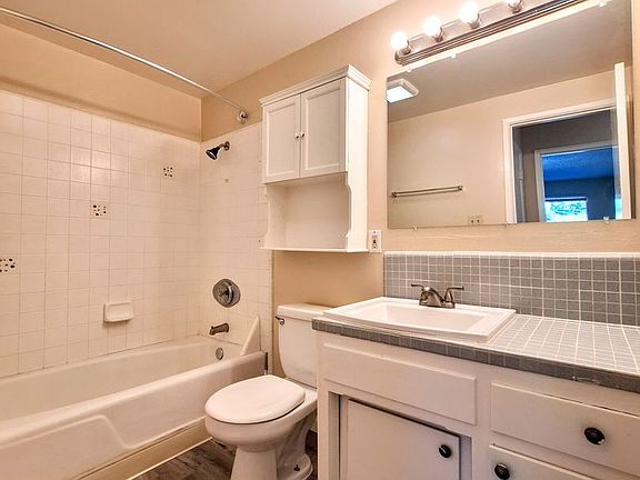 5th image of 3802 Underwood Dr APT 4