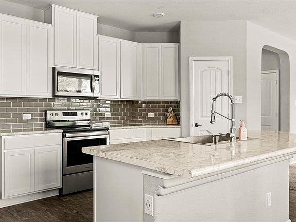 5th image of 214 Saranac Dr