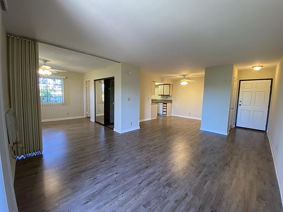 Living Area
LARGE 2-Room Studio, with Partition to turn unit into 1 Bedroom