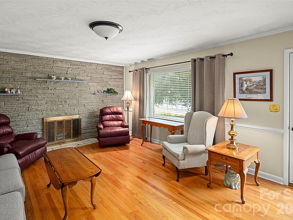 5th image of 83 Honeysuckle Ln