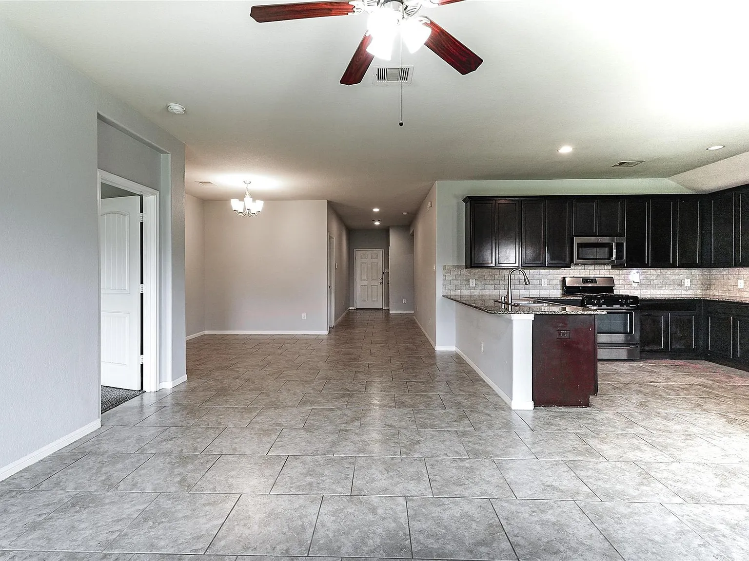 3 bed, 2.0 bath, 1701 sqft, $2,100 — Photo 2