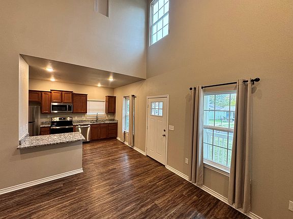 4th image of 305 Maple Ave