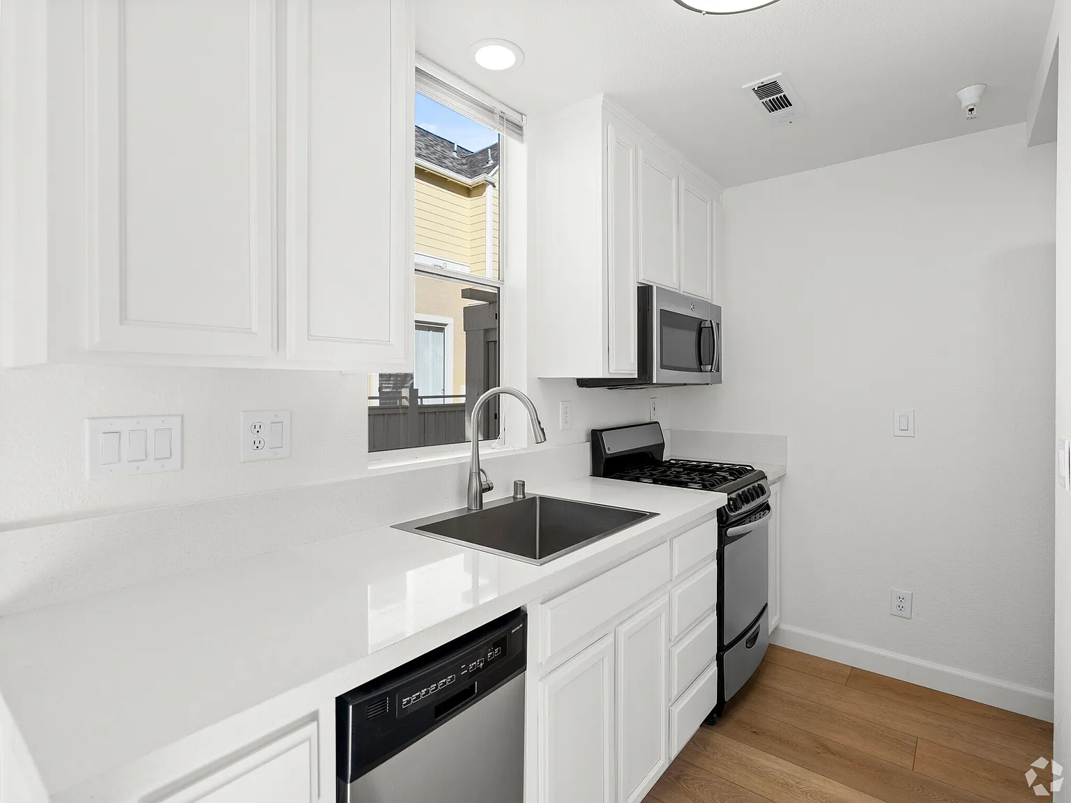 2 bed, 900 sqft, $4,375 — Photo 4