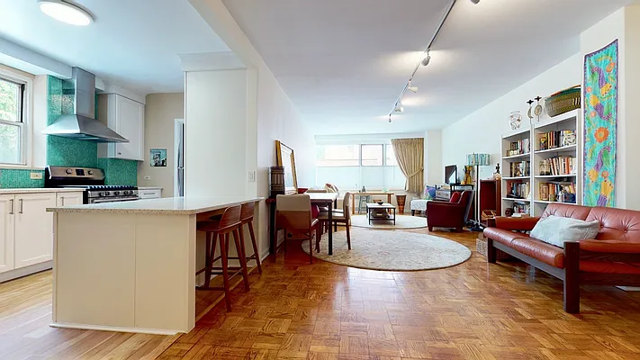 Sold by Bizzarro Agency | media 15