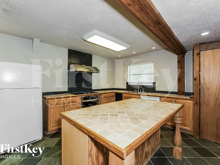 613 E University Ave — Photo 6