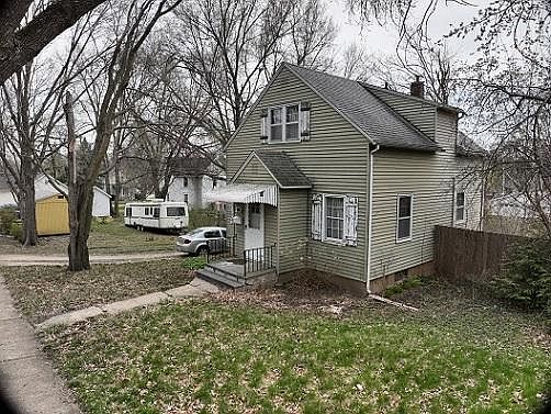 1st image of 114 3rd St SW