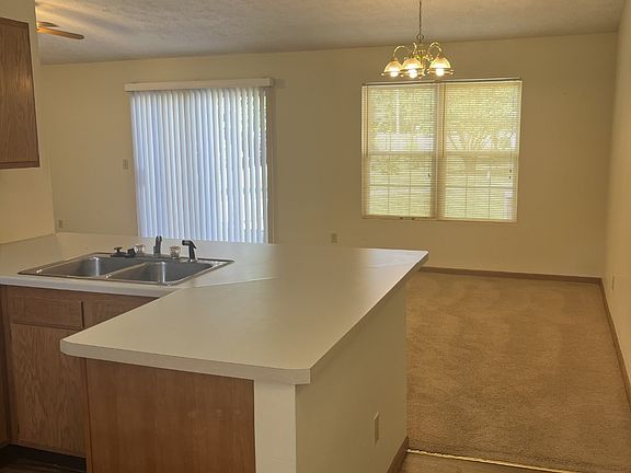 3rd image of 550 College Ave