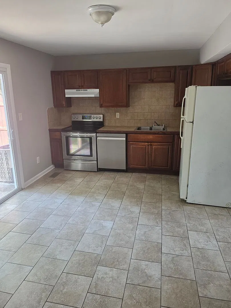 Updated 3-Bedroom Townhome in Edgewood Great Location! — Photo 2
