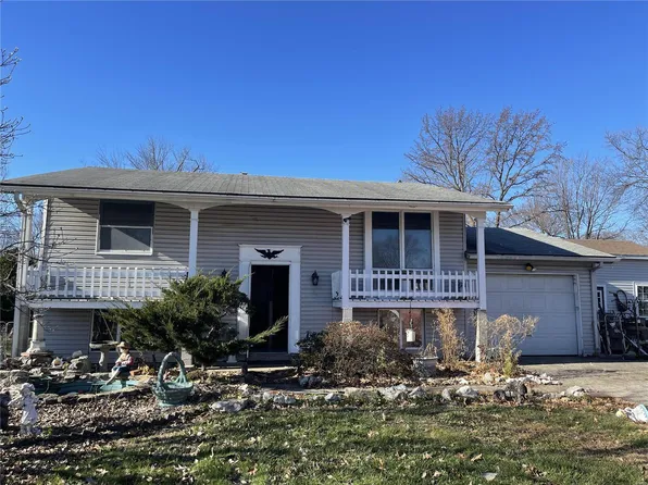 309 Saint Charles Dr, Godfrey, IL 62035