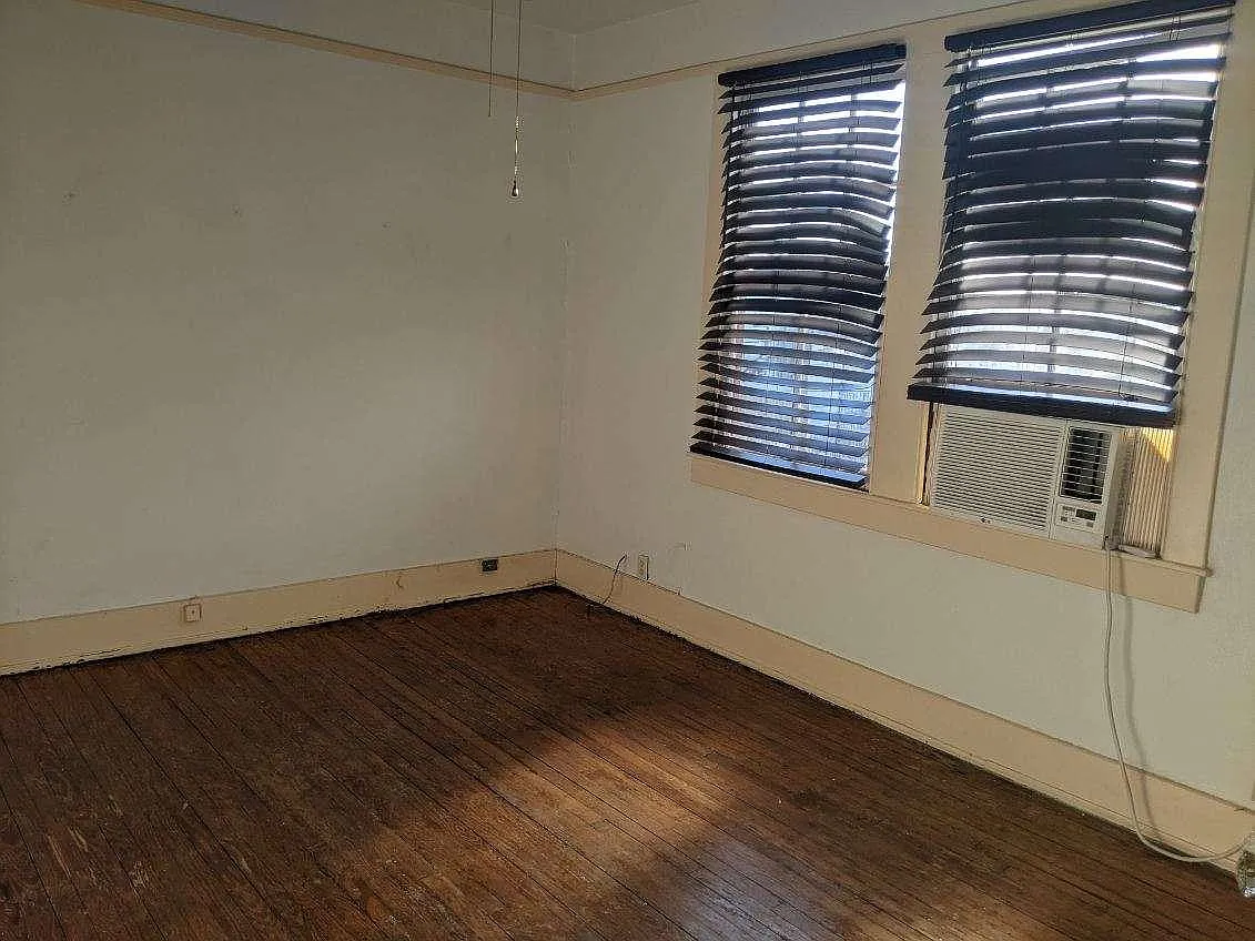 4213 S Robertson St — Photo 4